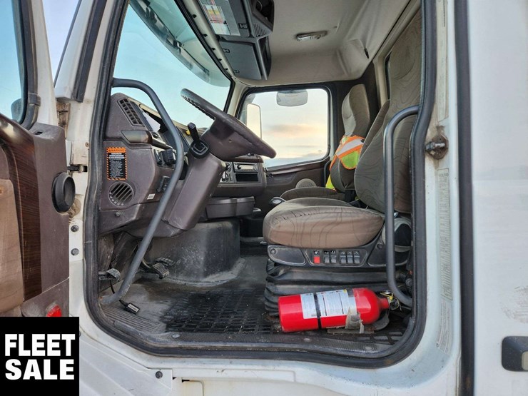 2015-volvo-vnl-t/a-day-cab-tractor-image-16