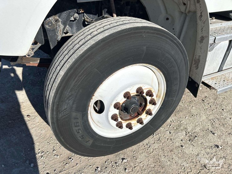 2013-freightliner-m2-bucket-truck-image-41