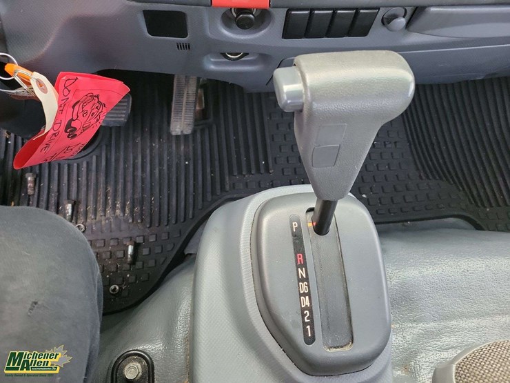 2017-isuzu-npr-image-15