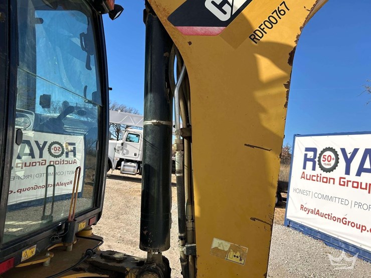 2015-caterpillar-backhoe-image-23