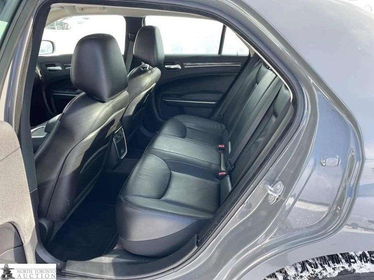 2018-chrysler-300-touring-image-15