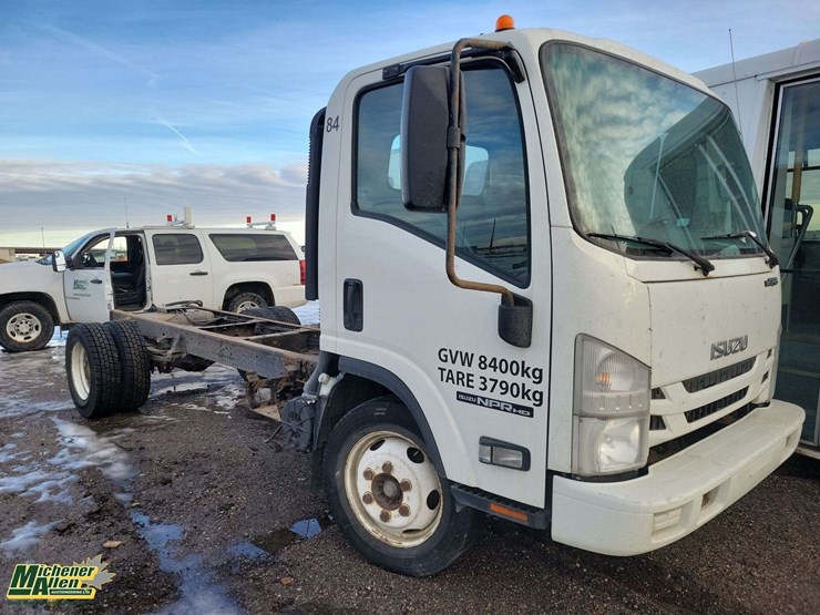 2017-isuzu-npr-image-1