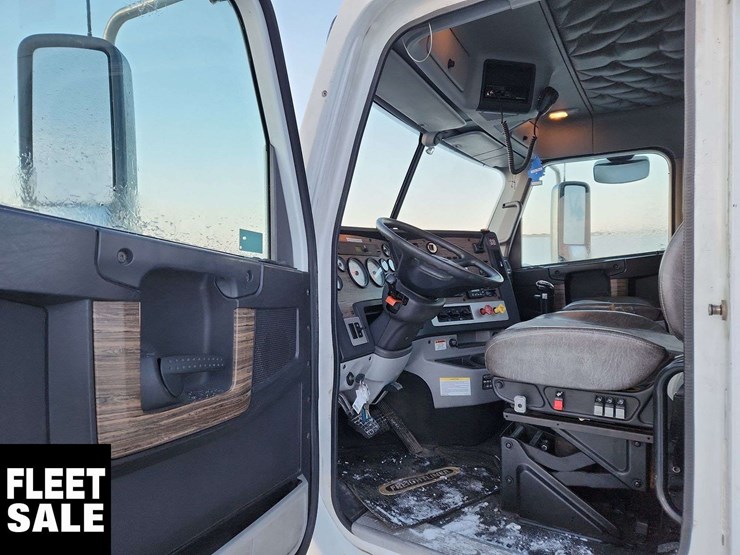 2011-freightliner-coronado-122-sd-image-16