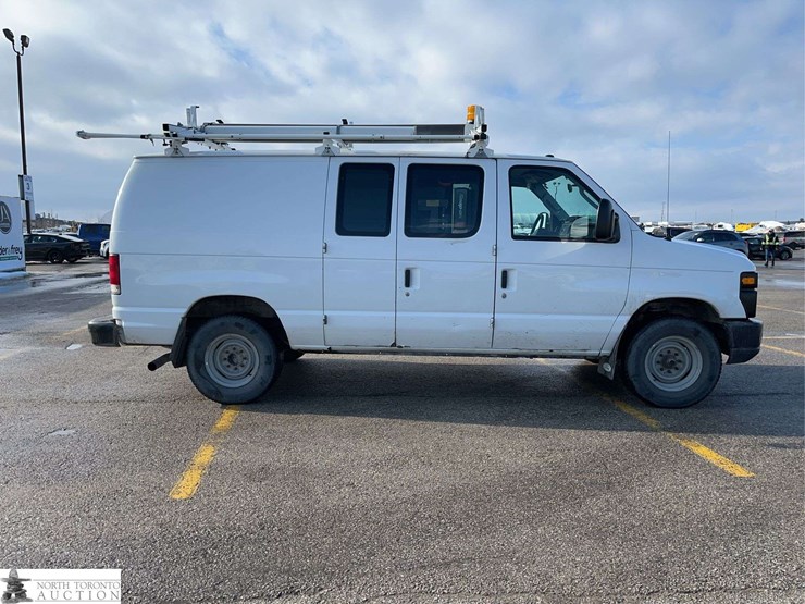 2013-ford-cargo-image-8