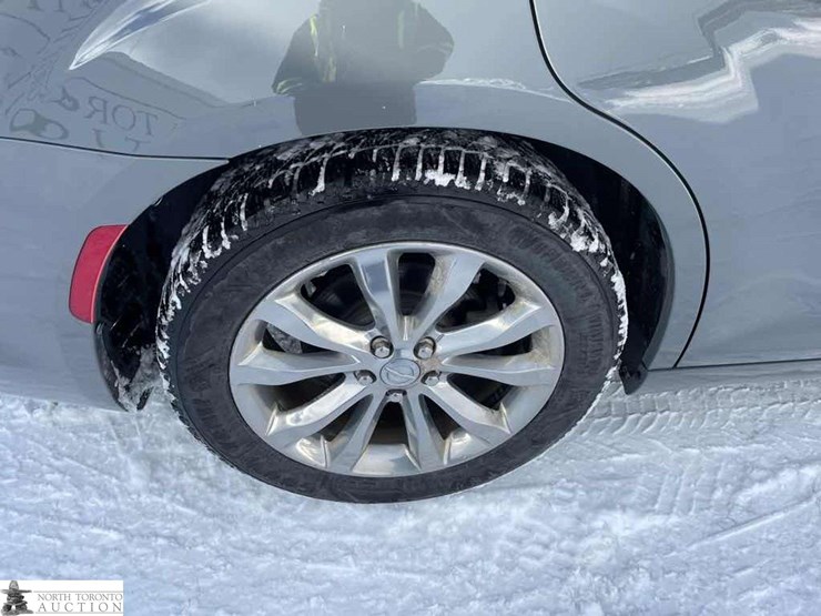 2018-chrysler-300-touring-image-16