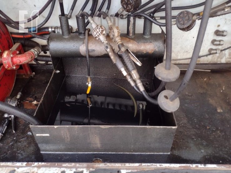 2008-peterbilt-365-image-37