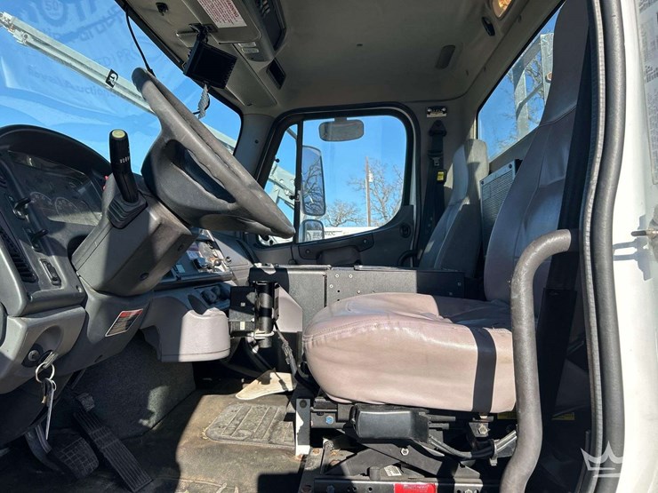 2013-freightliner-m2-bucket-truck-image-12