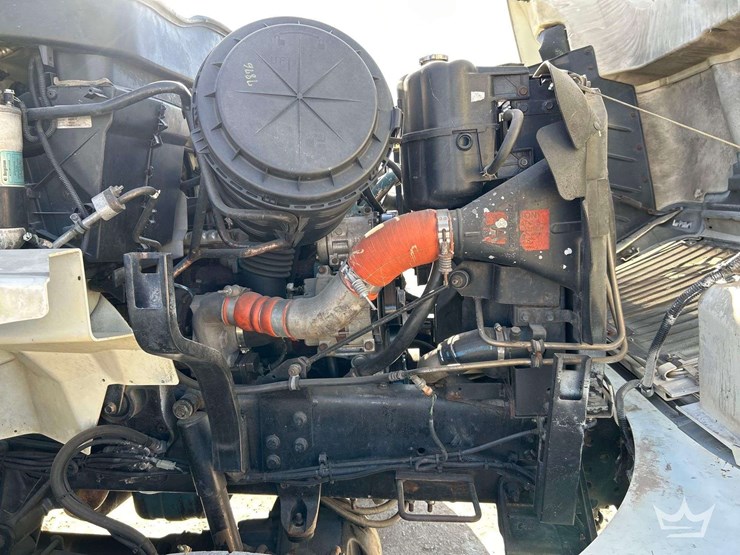 2006-international-bucket-truck-image-9