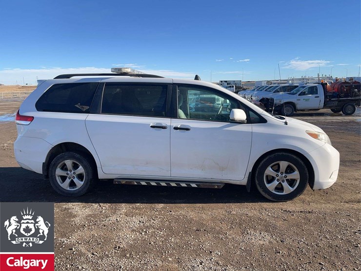 2013-toyota-sienna-image-6