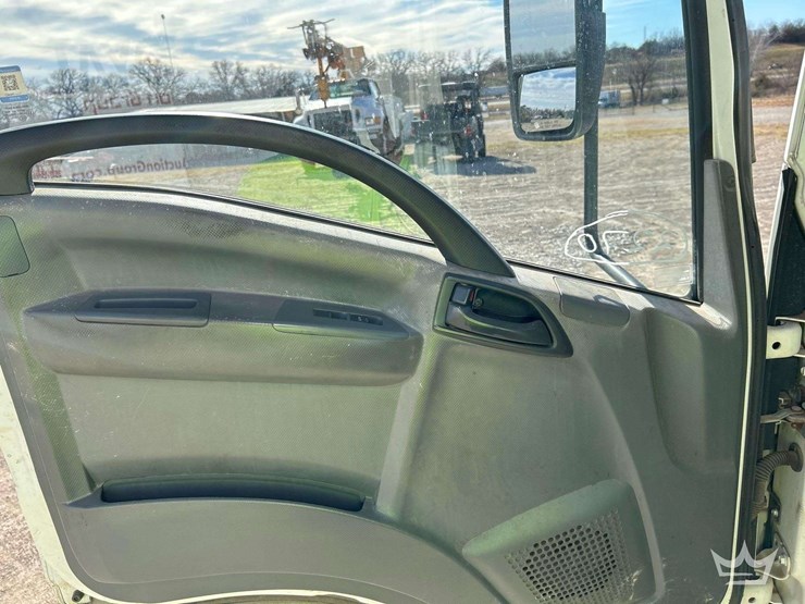 2016-isuzu-box-truck-image-11