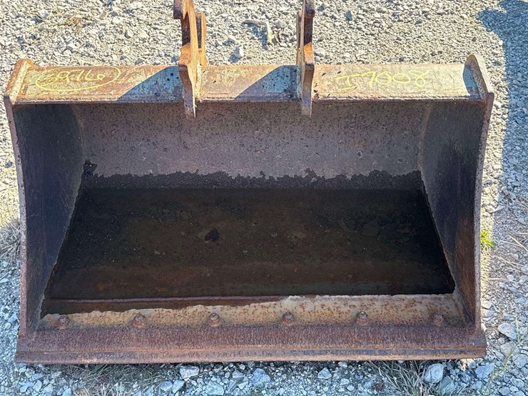 tag-32in.-bucket-excavator-attachment-image-1