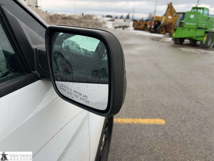 2018-ford-explorer-image-32