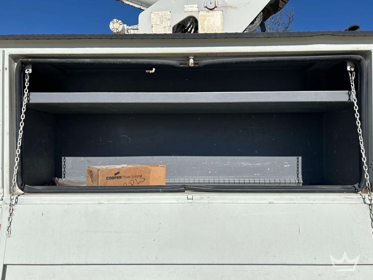 2006-international-bucket-truck-image-22