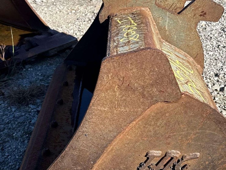 tag-32in.-bucket-excavator-attachment-image-2