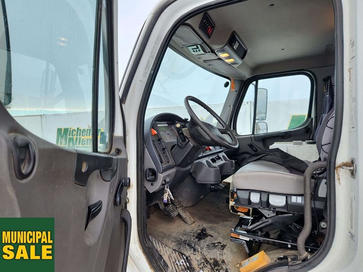 2016-freightliner-m2-106-image-14