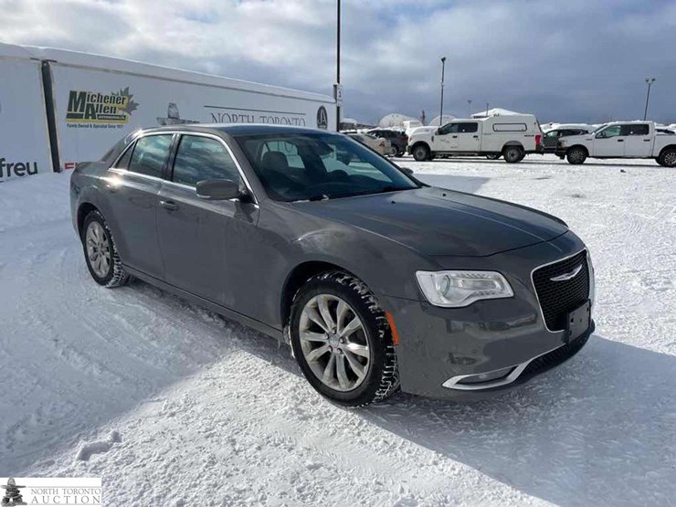 2018-chrysler-300-touring-image-3