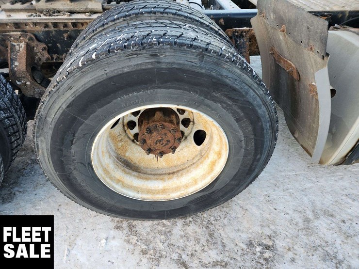 2015-volvo-vnl-t/a-day-cab-tractor-image-14