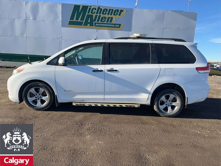 2013-toyota-sienna-image-2