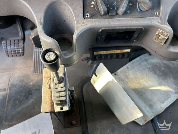 2006-freightliner-m2-bucket-truck-image-18