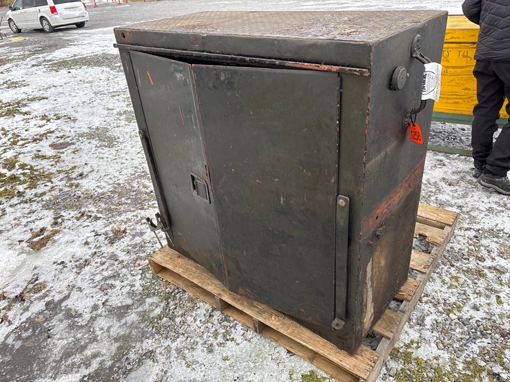 #6541-•-e1.-steel-cabinet-full-of-cb-radios-image-1