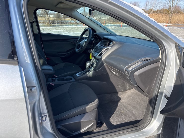 #1110-•-2012-ford-focus-passenger-car-image-15