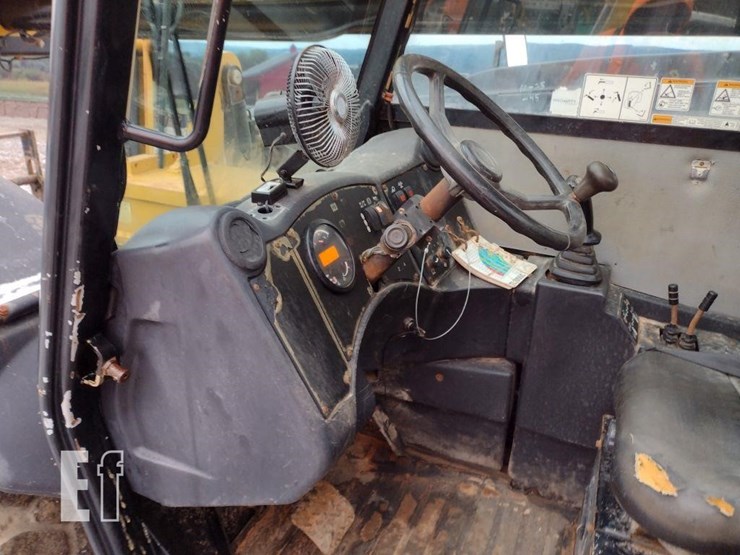 2015-caterpillar-tl1055c-image-11