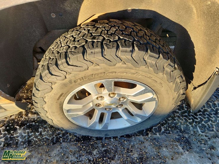 2015-chevrolet-suburban-image-13