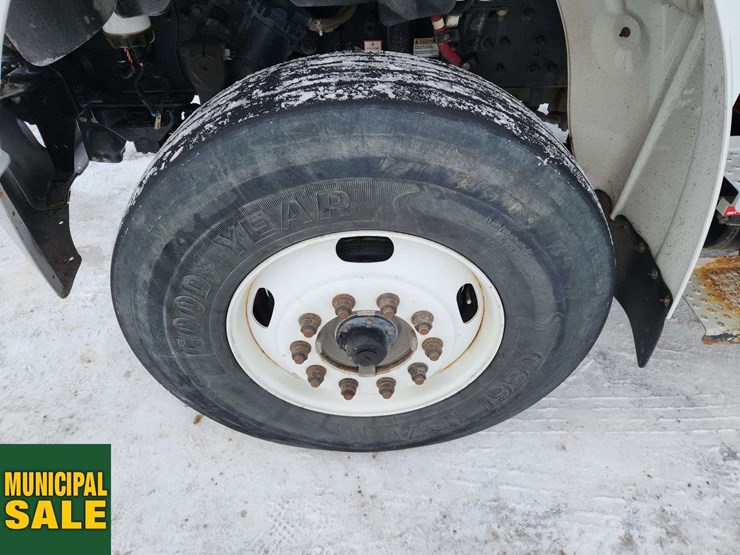 2016-freightliner-m2-106-image-10