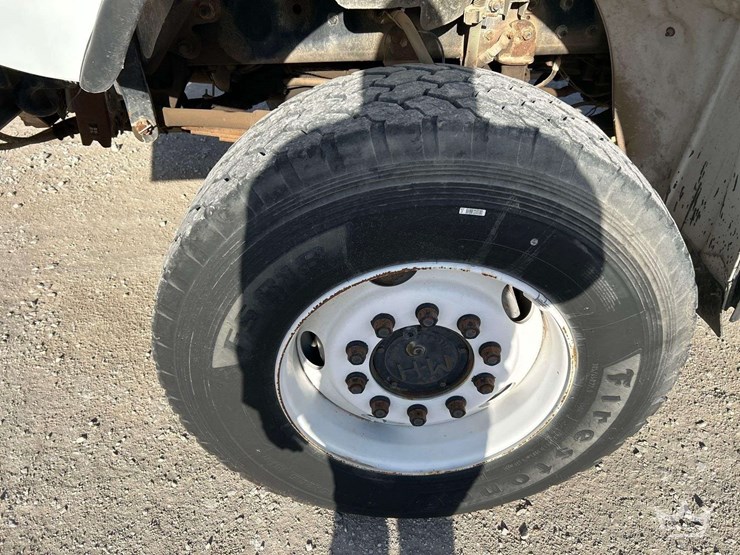 2006-freightliner-m2-bucket-truck-image-38