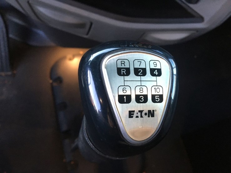 2016-peterbilt-579-image-8