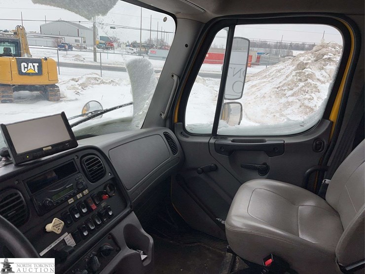 2011-freightliner-m2-106-image-16