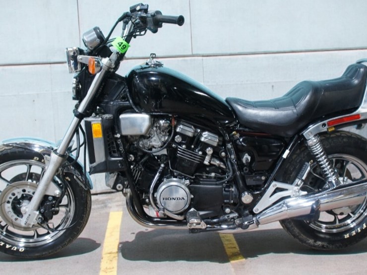 1984-honda-vf1100-magna-1100-motorcycle-image-4