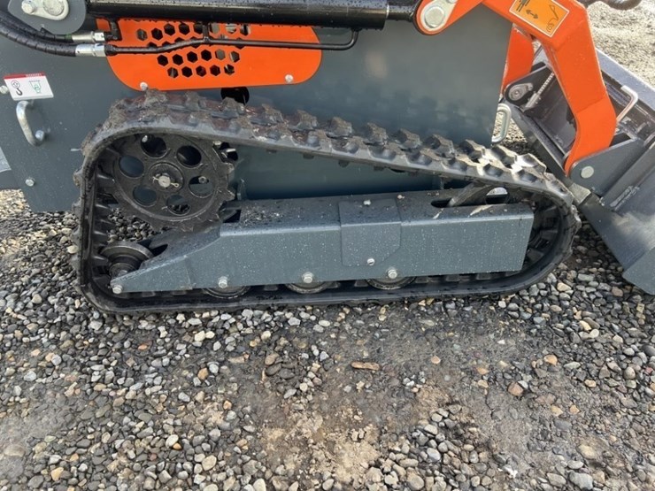 2025-agt-ysrt14-mini-compact-track-loader-image-14