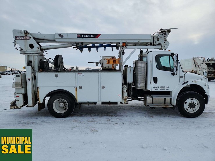 2016-freightliner-m2-106-image-8