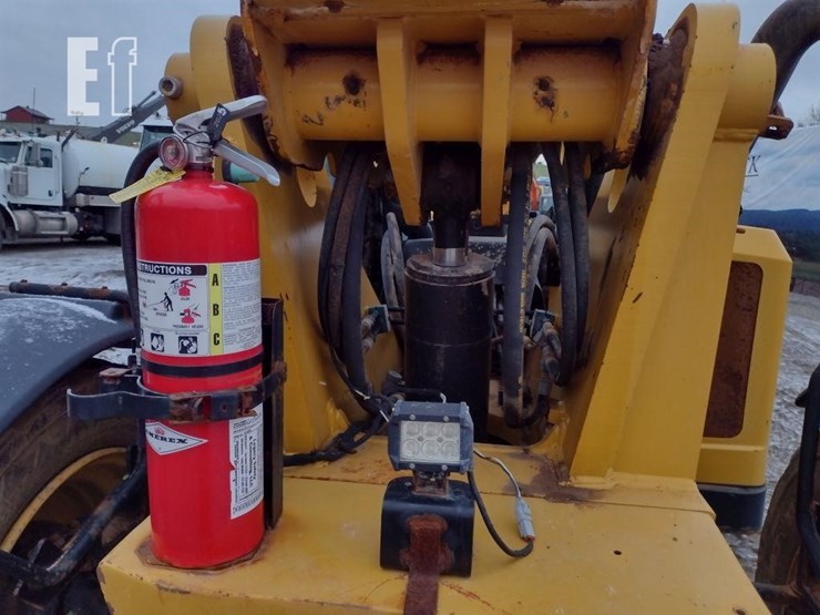 2015-caterpillar-tl1055c-image-25