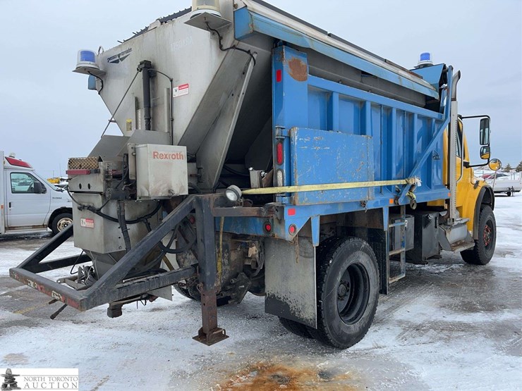 2011-freightliner-m2-106-image-3