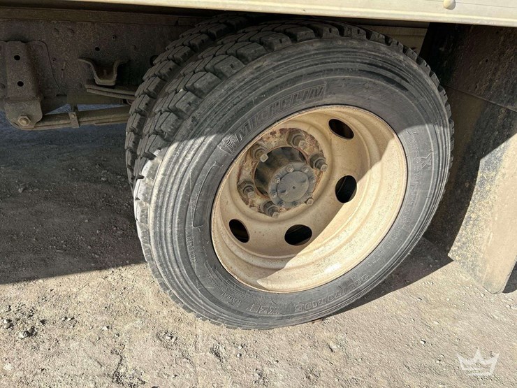 2016-isuzu-box-truck-image-24