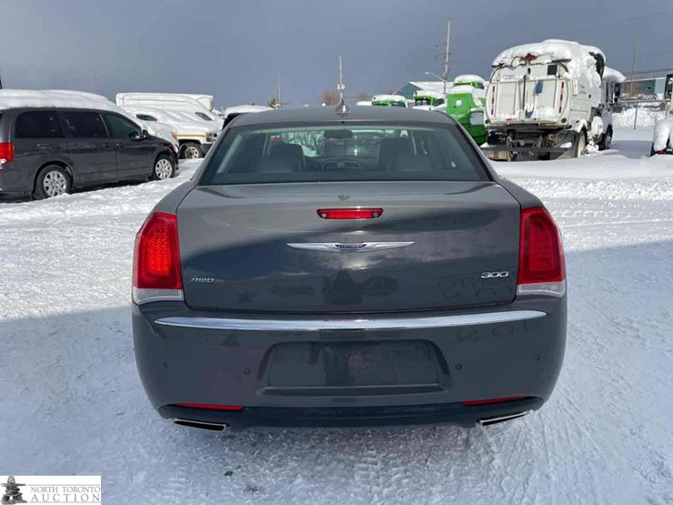 2018-chrysler-300-touring-image-5