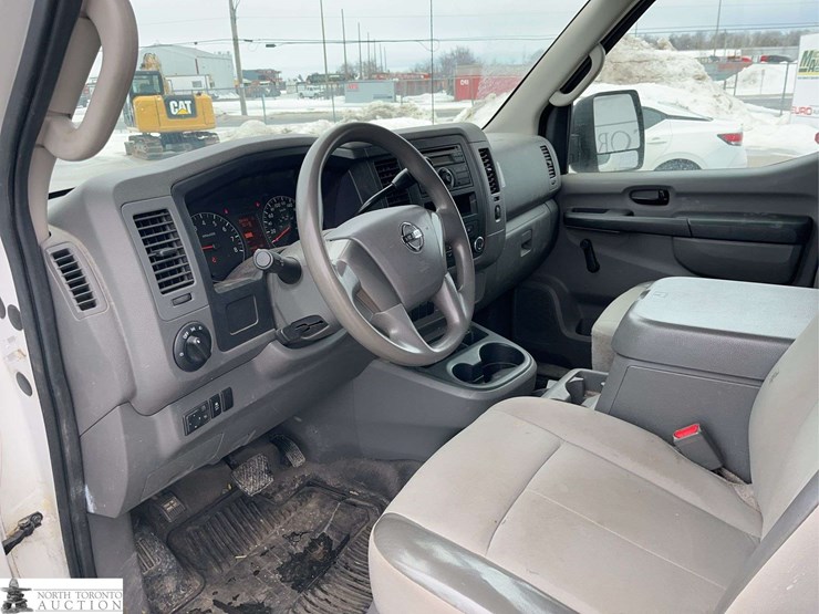 2012-nissan-nv2500hd-image-26