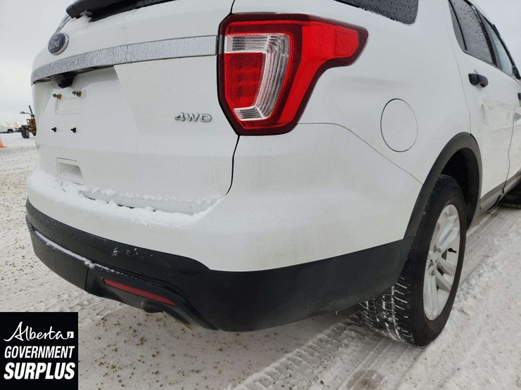 2017-ford-explorer-image-32