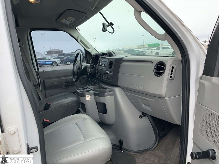 2014-ford-cargo-image-31