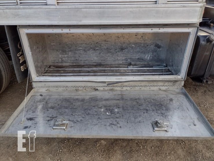 peterbilt-330-image-38