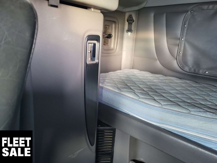 2016-peterbilt-389-image-29