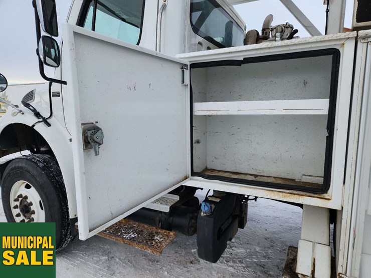 2016-freightliner-m2-106-image-27