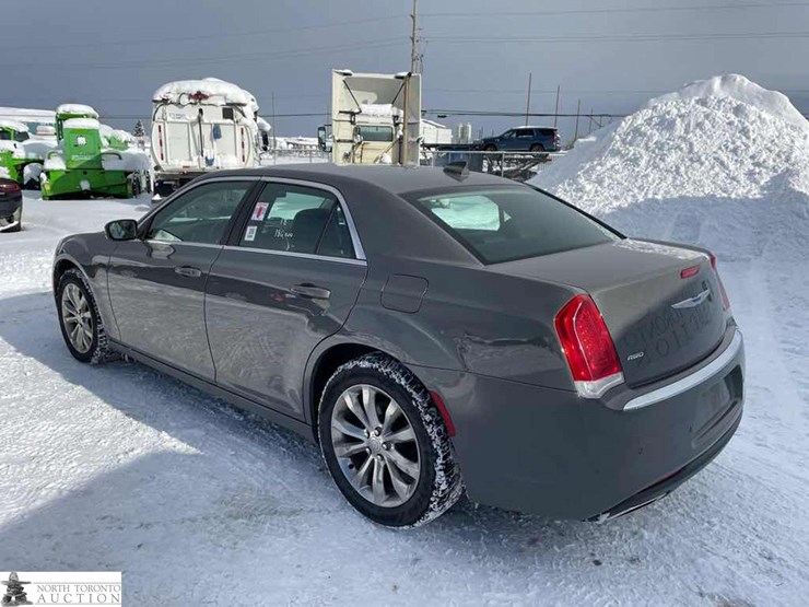 2018-chrysler-300-touring-image-6