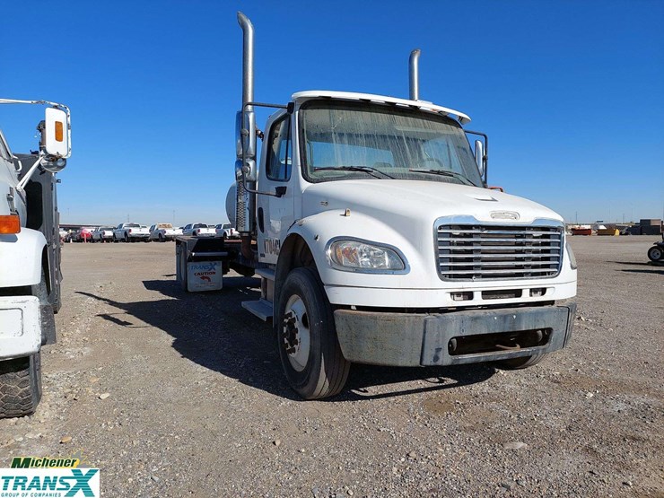 2005-freightliner-m2-106-image-5