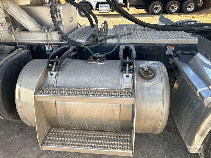 2017-peterbilt-567-image-20