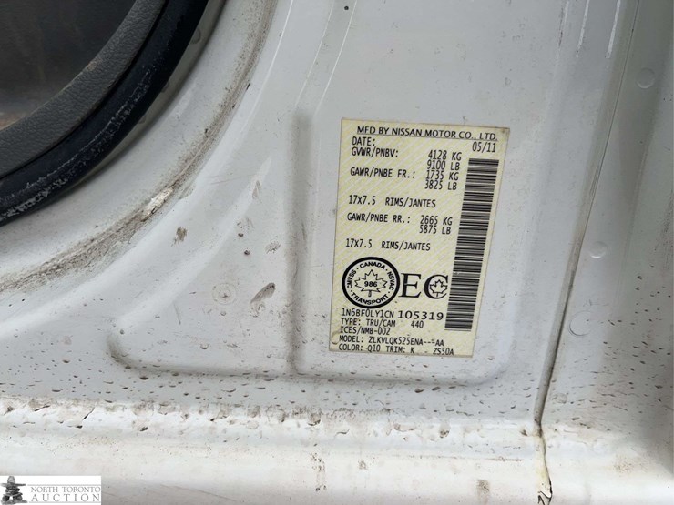 2012-nissan-nv2500hd-image-14