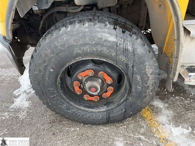 2011-freightliner-m2-106-image-12