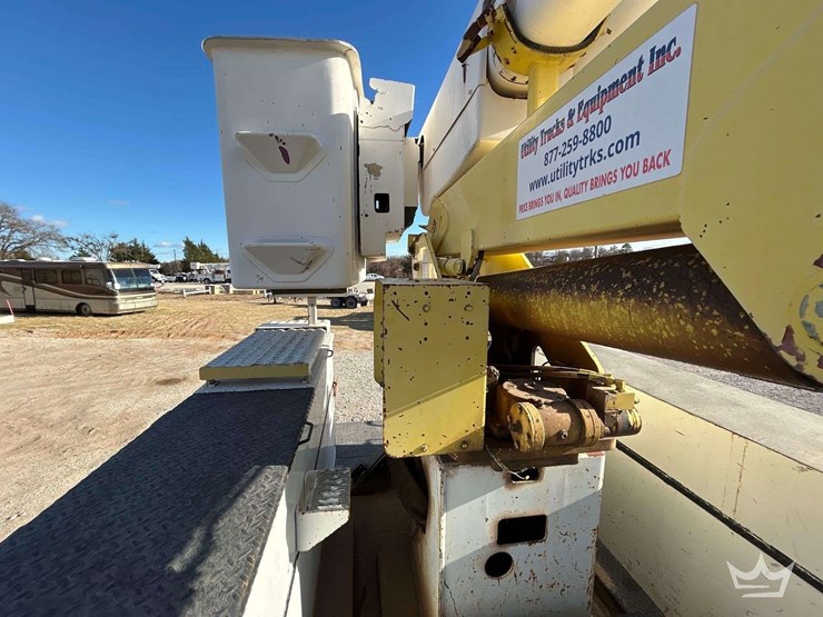 2006-freightliner-m2-bucket-truck-image-31